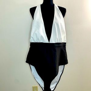 BNWT: Forever21+ B/W tie up halter 1pc swimsuit. Sz: 3X